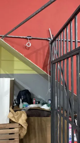 Grade e portão de proteção para adega.