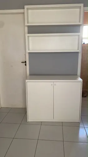 Prateleira com balcão