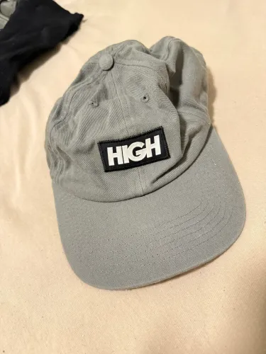 Boné High - tecido cinza 