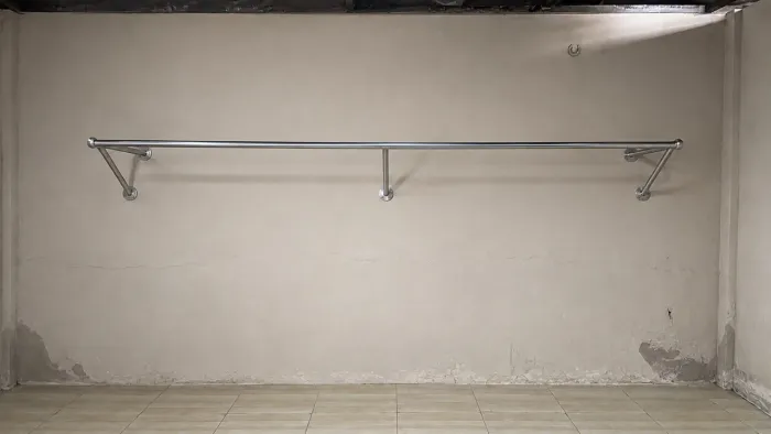 Arara de aço cromado de parede em excelente estado