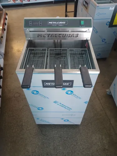 Fritadeira Elétrica Inox Industrial Óleo Metalcubas 18L FOE 18 P 8000W