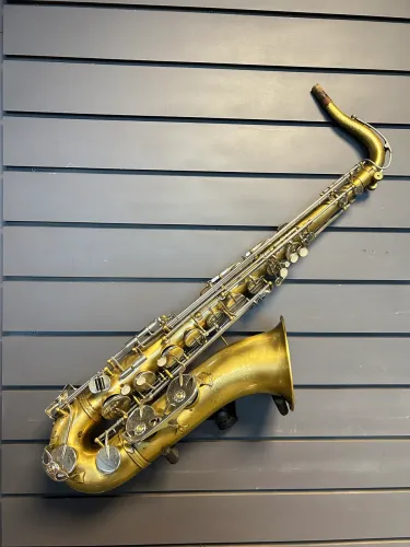 Saxofone Tenor Bb envelhecido