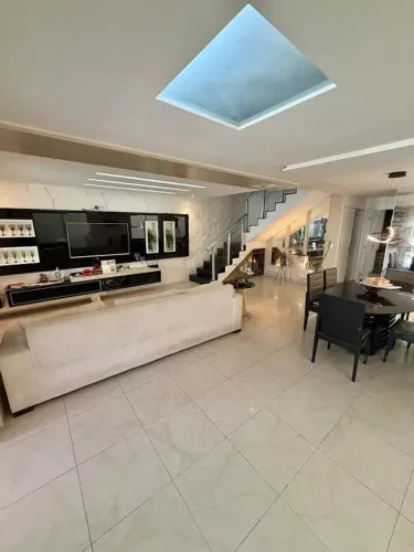 Casa duplex com 3 suites e 4 vagas de Garagem