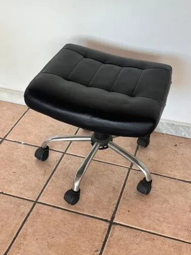 Banco de rodinhas para tatuador