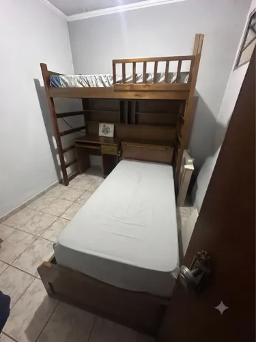 Quarto completo, treliche com colchões e guarda roupas