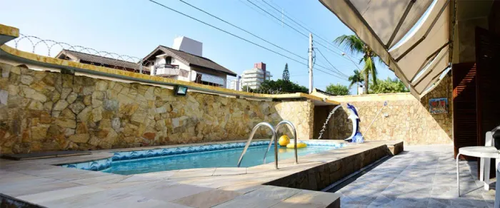 Casa com piscina Á VENDA na praia da Enseada em Guarujá