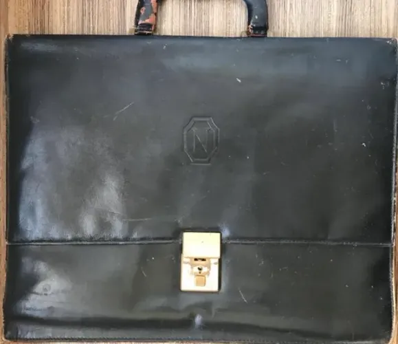 Pasta preta de couro legítimo da marca Natan