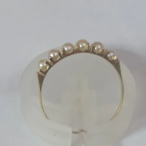 Anel em ouro amarelo modelo meia aliança com pérola