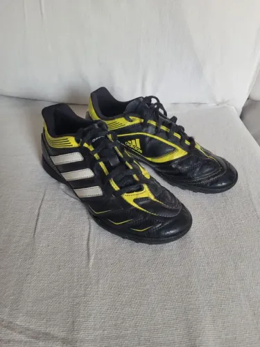 tenis/chureira adidas preto e amarelo