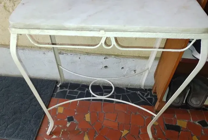Mesa mármore, pedra solta, base metal, bom estado.