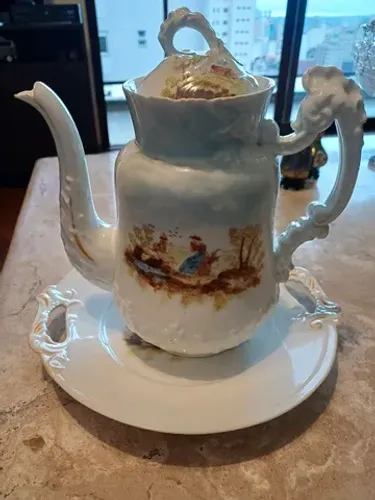 Linda jarra com prato. Porcelana Limoges.