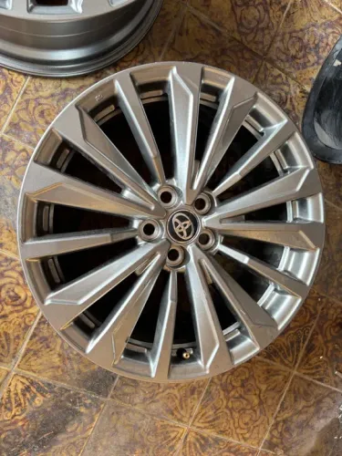 Roda Toyota Corolla 2024 aro 17 original unidade não é réplica 