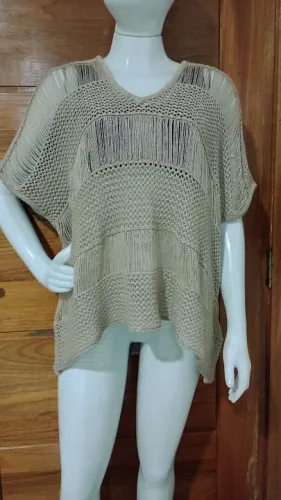 Blusa de tricô feminina bege,com fios dourados veste GG /xg