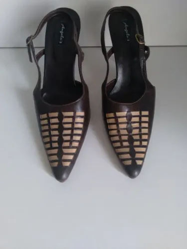 Scarpin feminino social marrom com detalhe na frente salto médio
