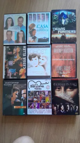 DVDs e CDs originais.