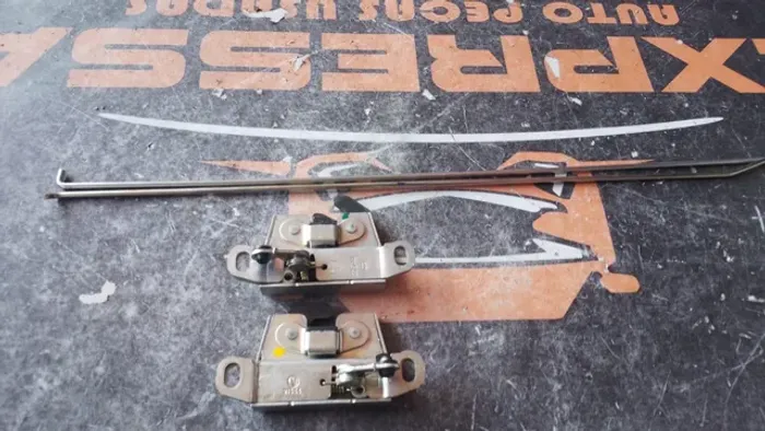 Trancas Da Tampa Traseira Nova Fiat Strada Com Tirantes Original 