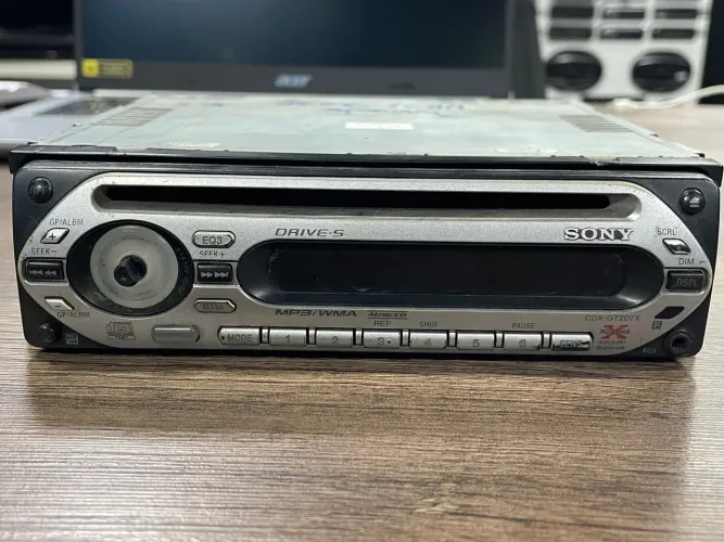 Trazeira cd Sony com a frente para retirada de peças 