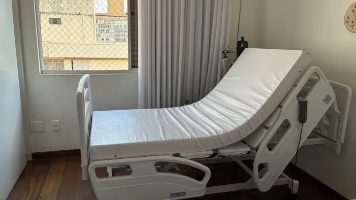 Cama Hospitalar Motorizada Luxo CM612 - 4 Grades - 180kg + Colchão