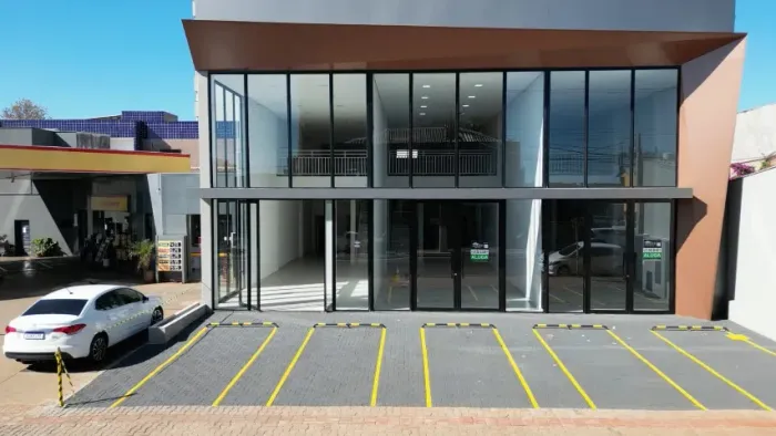 Sala comercial nova e imponente de 200,00 m2 de área útil na Av. principal da cidade