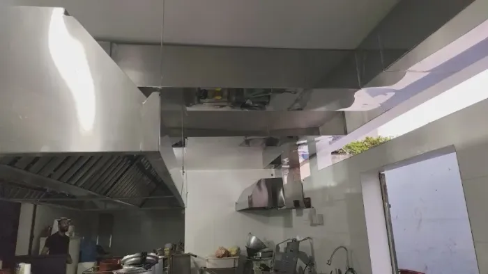Coifa inox central com design funcional e acabamento em aço inox