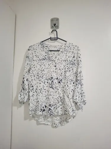 Blusa branca com estampa de pássaros
