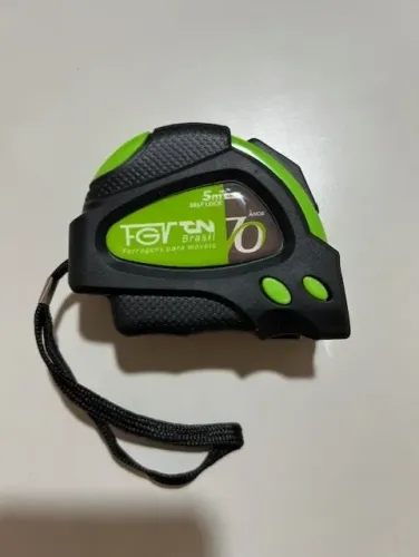 Trena 5m com trava resistente e prática, ideal para uso profissional ou doméstico.