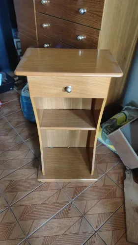 Mesa de apoio com gaveta e prateleiras