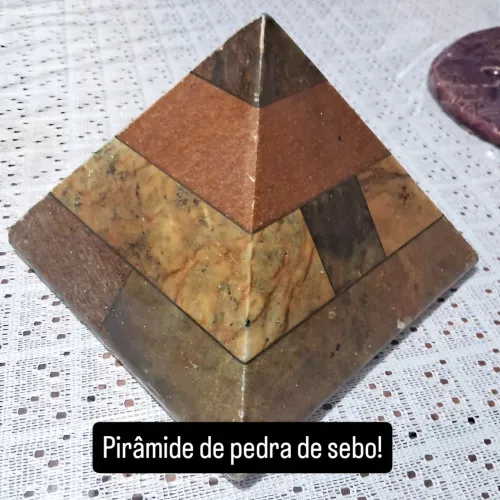 Pirâmide de pedra de sebo para decoração