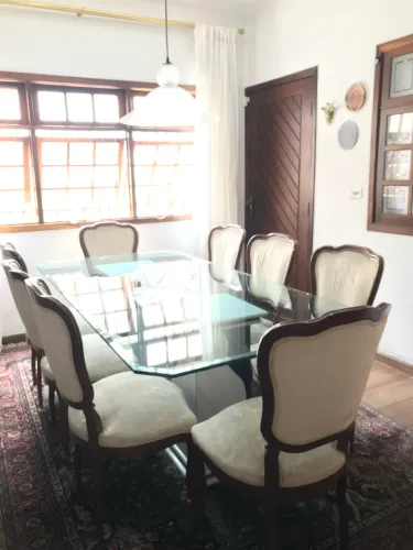 Mesa de jantar em vidro com acabamento em bisonte - 8 cadeiras em madeira tipo Luís XV