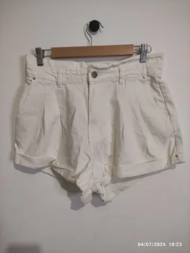 Short Creme Bolsos Laterais 