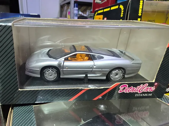 Miniatura 1:43 jaguar xj220 abre portas