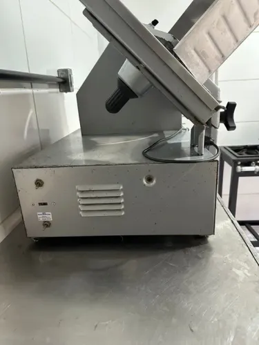 Máquina de Cortar Frios Profissional - Excelente Estado