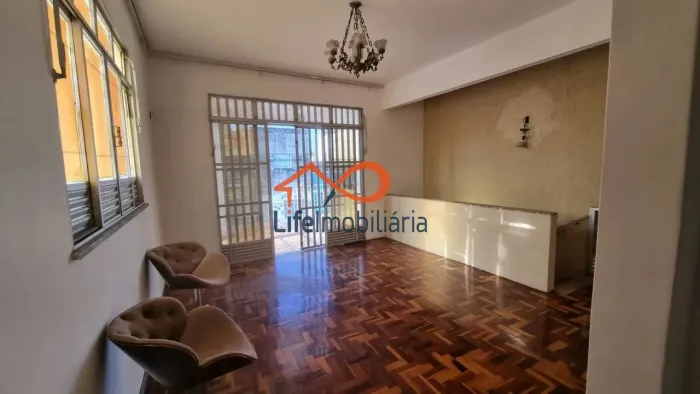 Casa no Santo Antônio, 3 quartos, 2 suítes e dependências de empregada.
