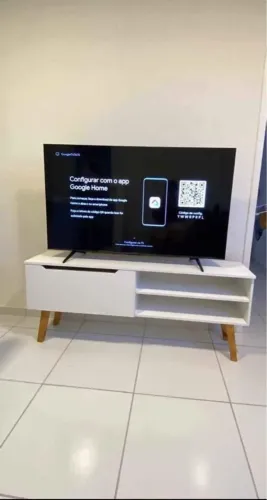 Mesa de TV branca moderna com prateleiras