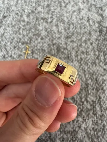 Anel de formatura em Direito masculino.