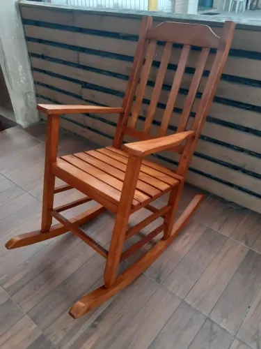 Cadeira de Balanço de Madeira Maciça ( novas)