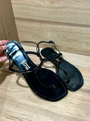 37/38 - Sandália Rasteira: Santa Lolla - Preta Verniz