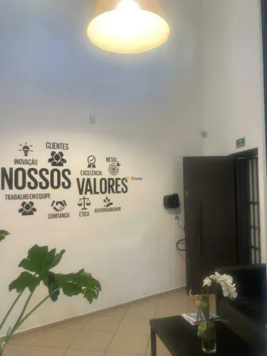 Oportunidade para Seu Negócio  Prédio Comercial com 8 Salas e 4 Banheiros, 250m² para Alug