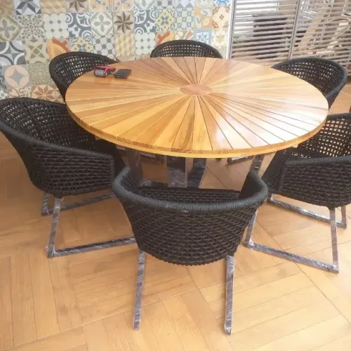 MESA DE MADEIRA FORMATO PIZZA COM 6 CADEIRAS TURIIM DE CORDA NÁUTICA