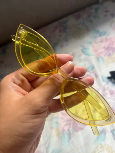 Óculos de sol amarelo retrô