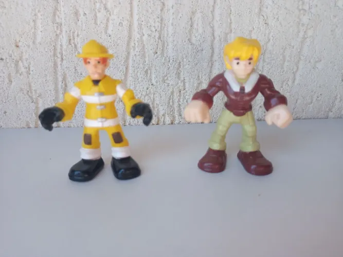 Bonecos de Brinquedo - Bombeiro e Personagem