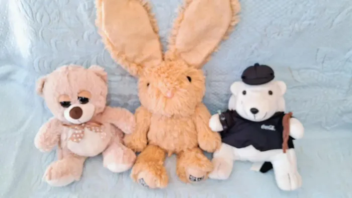 Pelúcias de coelho, urso e panda