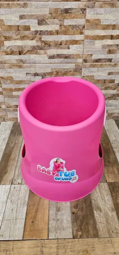 Banheira oferece bebê 