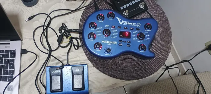 Nostalgia total Pedaleira Behringer V-Amp 2