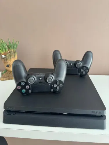 Ps4 slim 1tb 2 Controles 