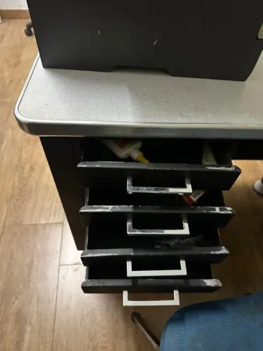 MESA DE ESCRITÓRIO COM 4 GAVETAS - SEMINOVA