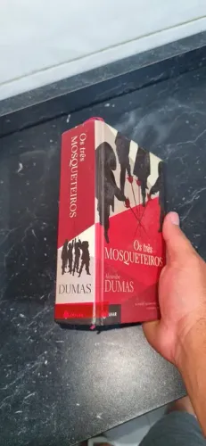 Livro capa dura  Os Três Mosqueteiros