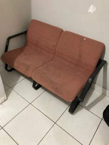 TROCO, SOFÁ DE ESPERA PLAXMETAL LINHA SUBLIME 2 LUGARES COM BRAÇOS BASE PRETA