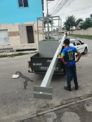 Elevador para cadeirante e pessoa não consegue subir escadas