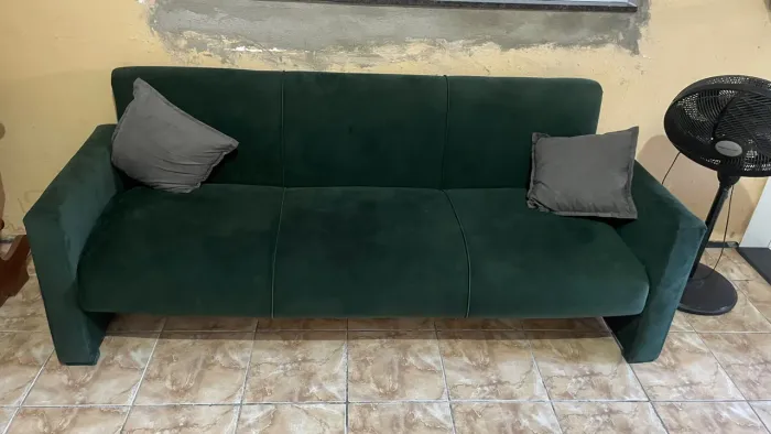 Sofá verde escuro moderno